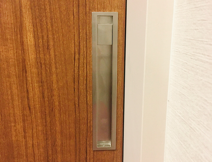 外側からトイレのドアの錠を写した写真