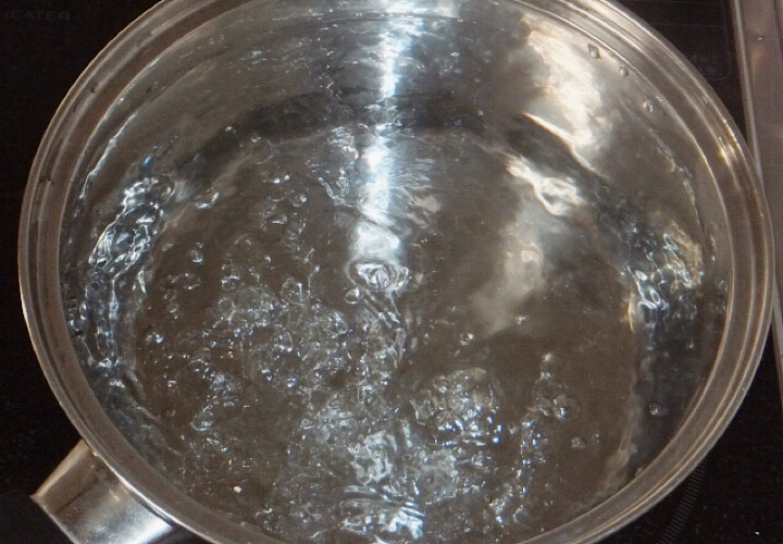 沸騰したお湯が入っている鍋