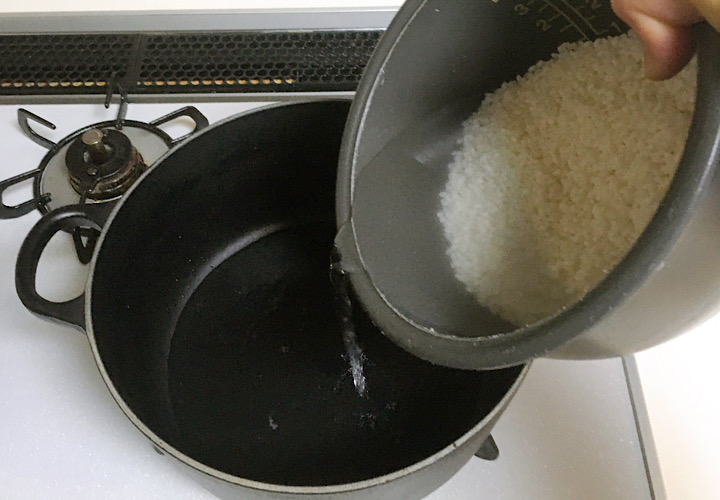 ルクルーゼの鍋に米と水を移している写真
