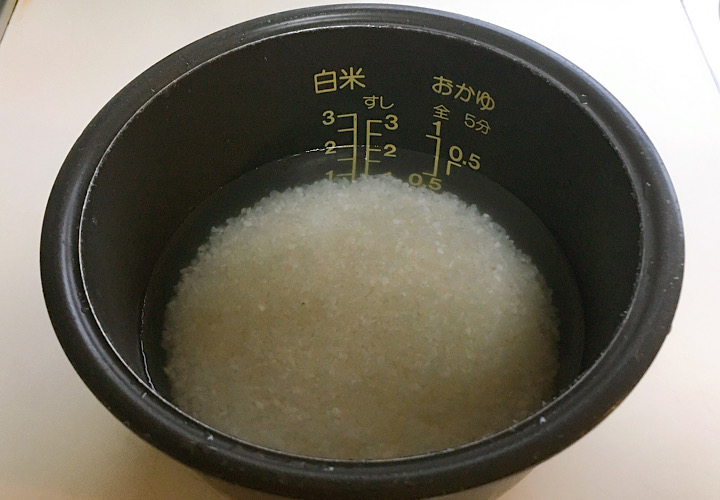 炊飯器の釜で2合の米に400mlの水を浸している写真