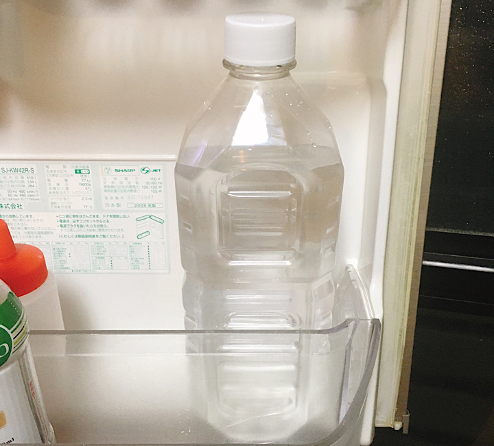 冷蔵庫に入っているペットボトルの水