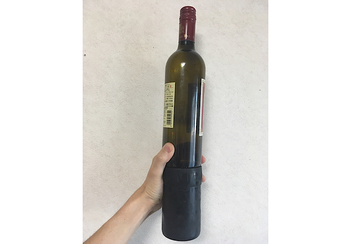 サーモス保冷缶ホルダーにワインの瓶を入れようとしている写真