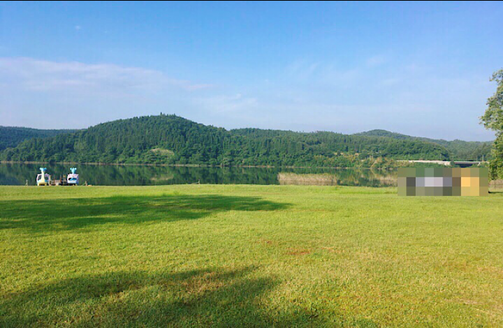 花山青少年旅行村のキャンプサイトと花山湖